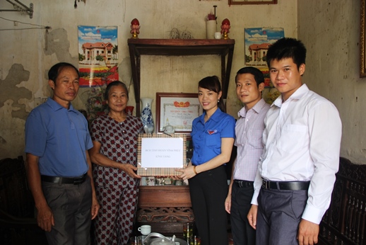 Đồng chí Đỗ Thị Thanh Hương – Phó Bí thư Tỉnh Đoàn thăm và tặng quà gia đình chính sách thành phố Vĩnh Yên